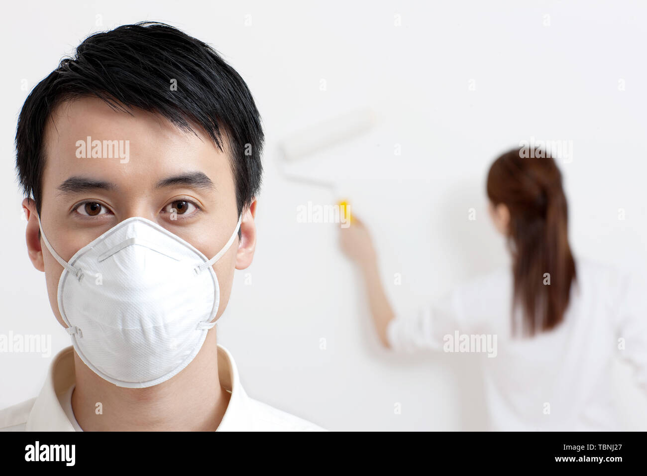 Le mari et la femme décorer la nouvelle maison eux-mêmes. Banque D'Images