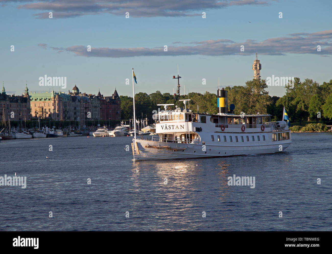 J'Västan Båten 20170622 Stockholm, Stockholm, en Ladugårdlandsviken sommarkväll. Dans Ladugårdlandsviken Västan le bateau, Stockholm, un soir d'été. Foto Jeppe Gustafsson / Banque D'Images