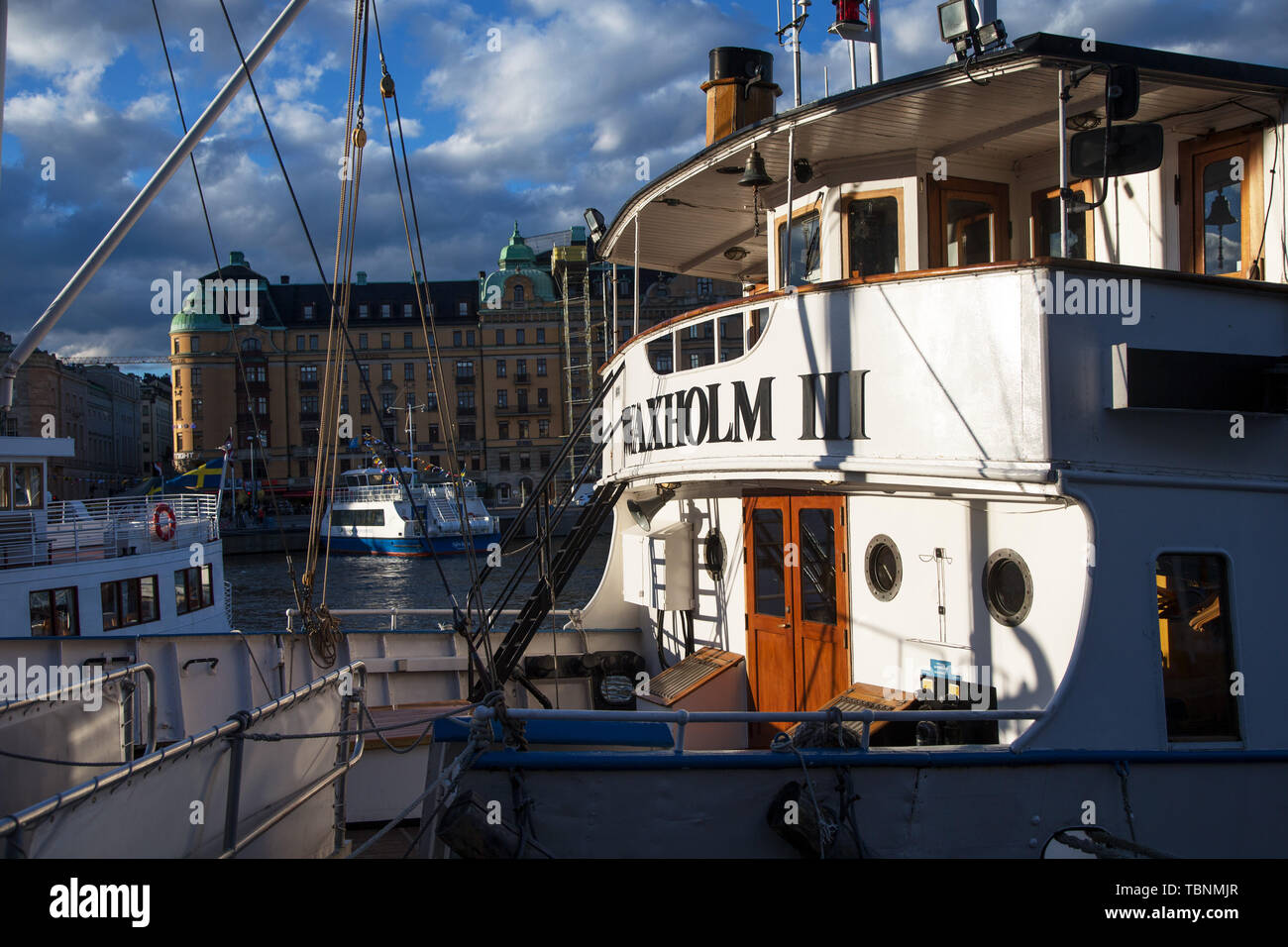 20170622 STOCKHOLM Båten Vaxholm III i, Stockholm, en Nybroviken sommarkväll. Le bateau Vaxholm III dans Stockholm, Nybroviken, un soir d'été. Foto Jeppe Gustafsson Banque D'Images