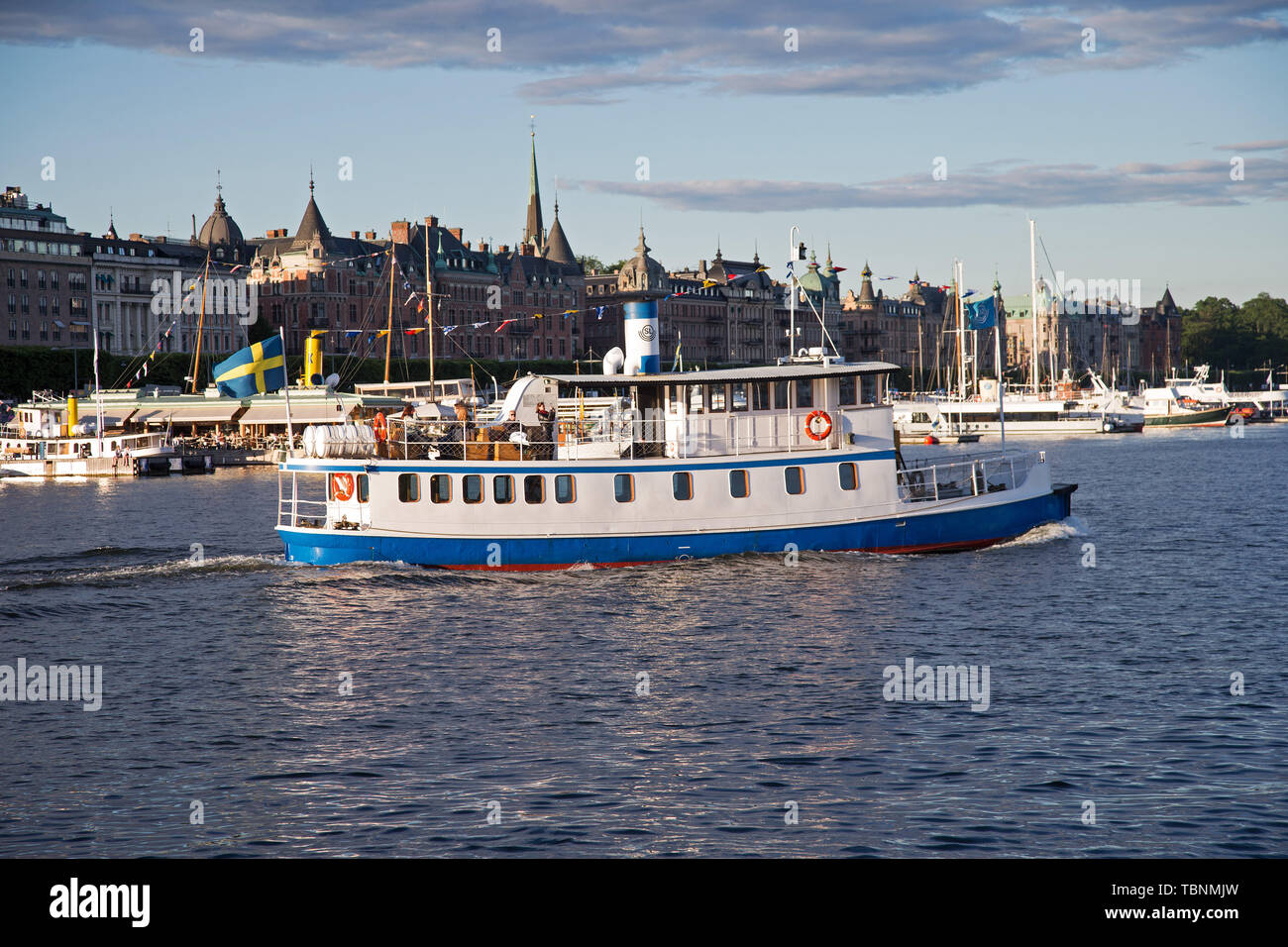 J'Båtar 20170622 Stockholm, Stockholm, en Nybroviken sommarkväll. Nybroviken Stockholm, en bateaux, un soir d'été. Foto Jeppe Gustafsson Banque D'Images