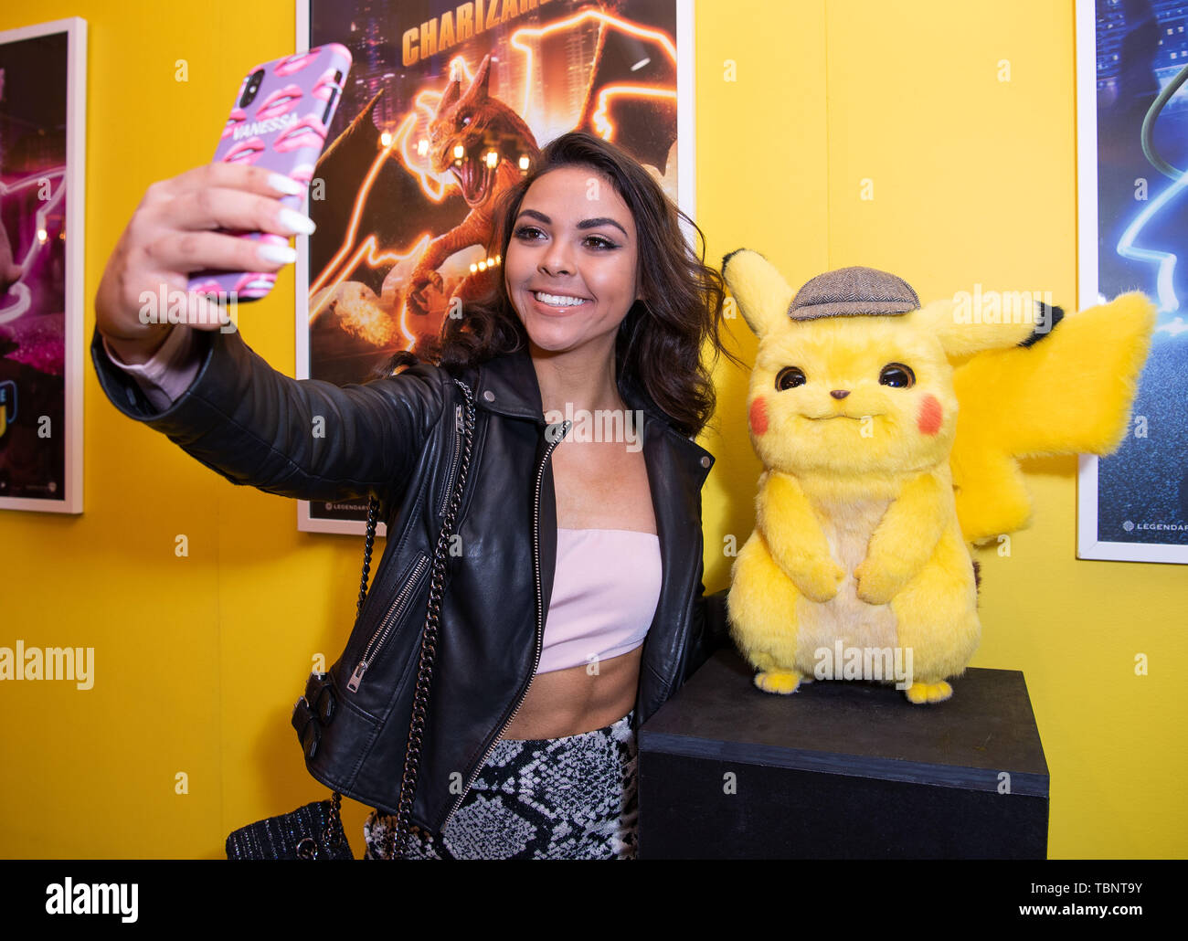 Vanessa Bauer a été parmi les premières personnalités à l'expérience de la  détective interactif Pokémon Pikachu pop-up à Londres. Les clients de  l'événement de lancement ont été repérés en essayant Rondoudou inspiré
