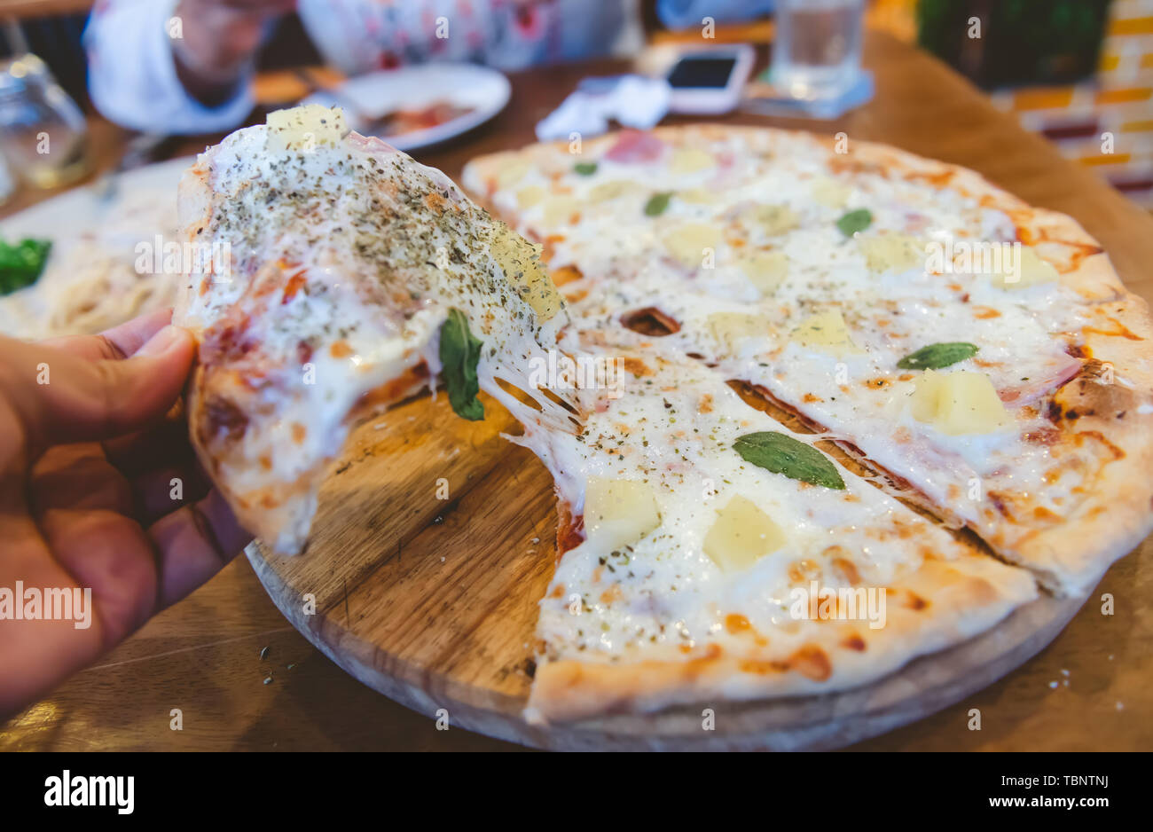 Morceau de fromage et des pizzas faites partie de coupe avec éclairage intérieur. Banque D'Images