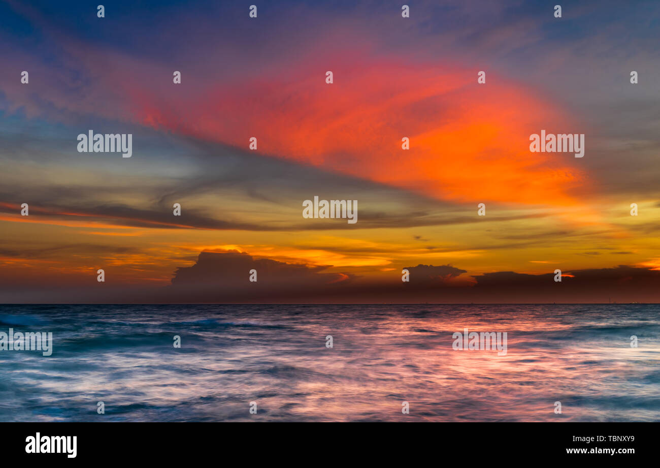 Seascape avec coucher du soleil Ciel rouge et un son chaud et couleur ombre sombre. Banque D'Images