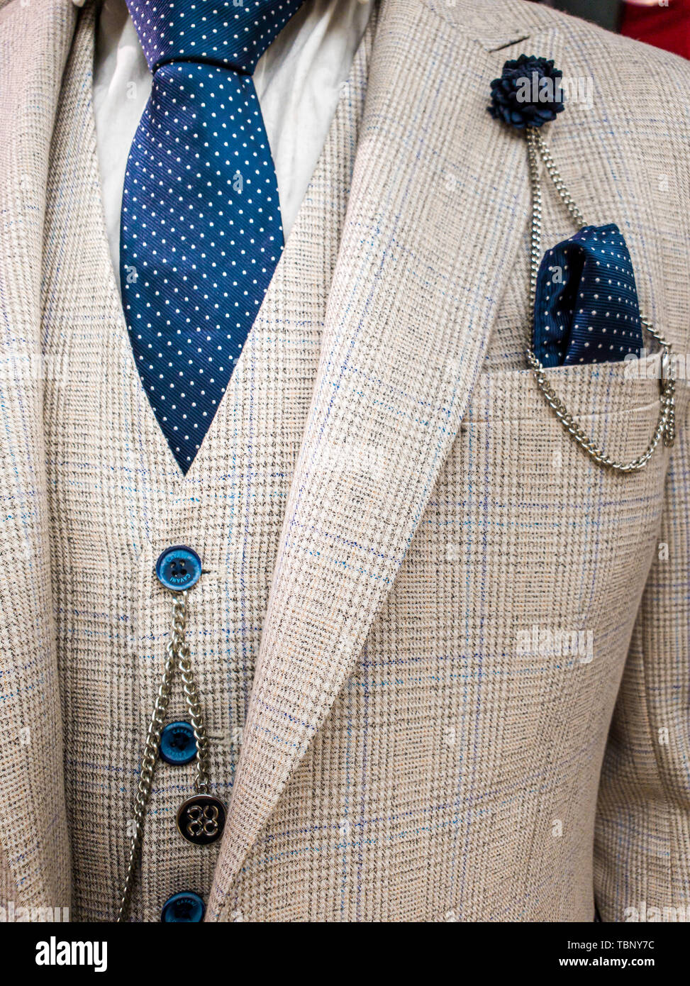 Dernières tendances en costume, chemise et cravate blanche - combinaison costume et cravate - Cravate Marine Banque D'Images