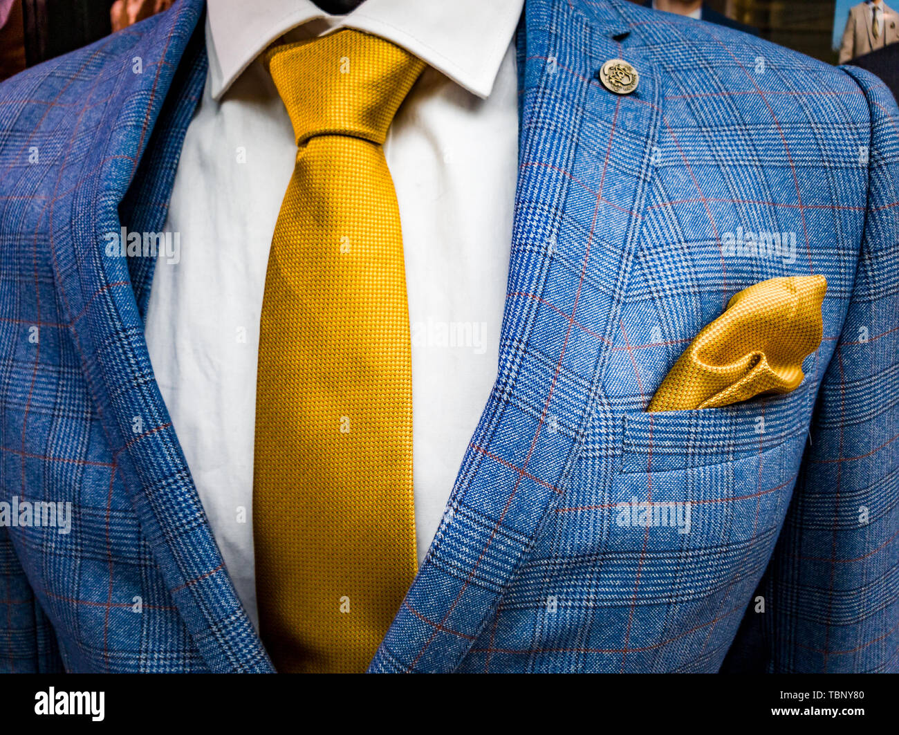 Dernières tendances en costume, chemise et cravate bleu combinaison -  costume - cravate jaune - chemise blanche Photo Stock - Alamy