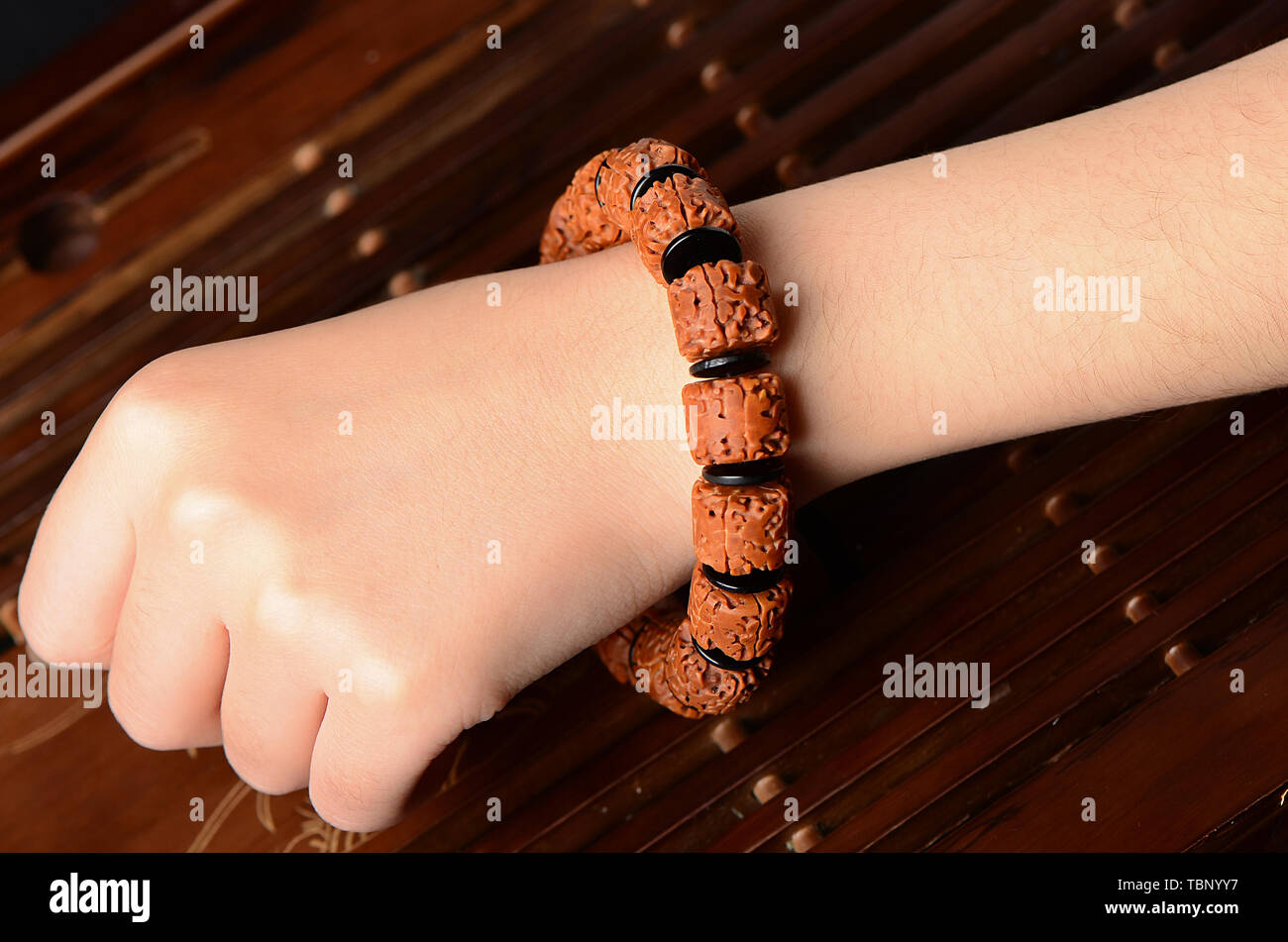 Grand lit King Kong main Bouddha Bodhi chaîne perles portant photo Banque D'Images