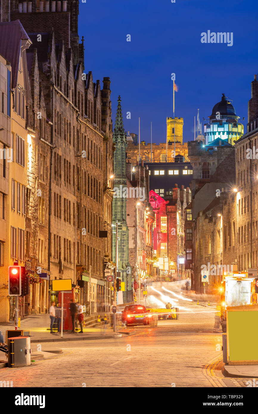 Royal Mile Edinburgh vieille ville Paysage urbain au coucher du soleil au crépuscule, Edinburgh, Scotland UK Banque D'Images