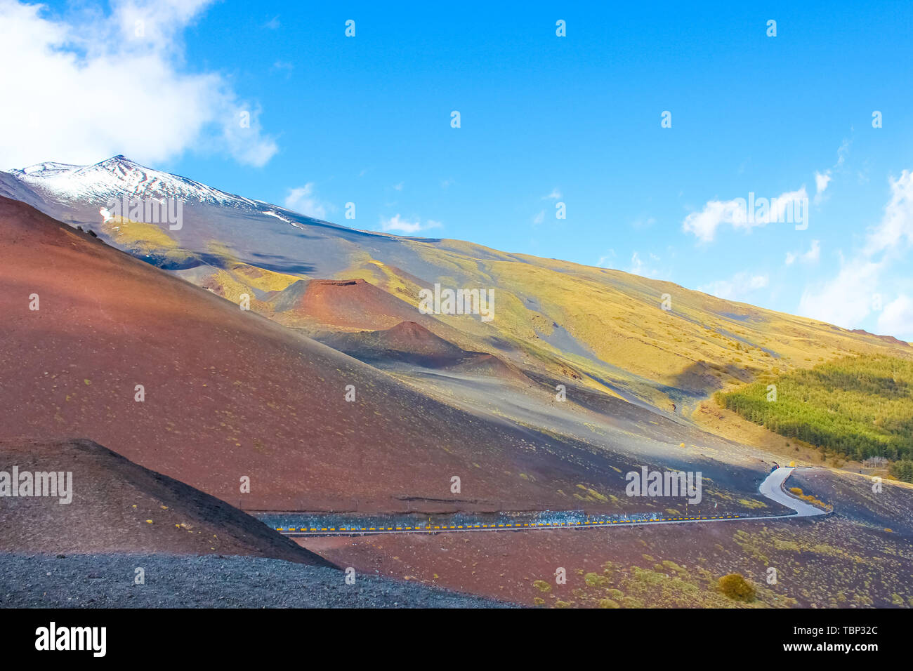 Paysage volcanique entourant le sommet de l'Etna, en Sicile, Italie capturées avec ciel bleu. L'Etna est le plus haut volcan actif d'Europe. Destination touristique populaire. Banque D'Images