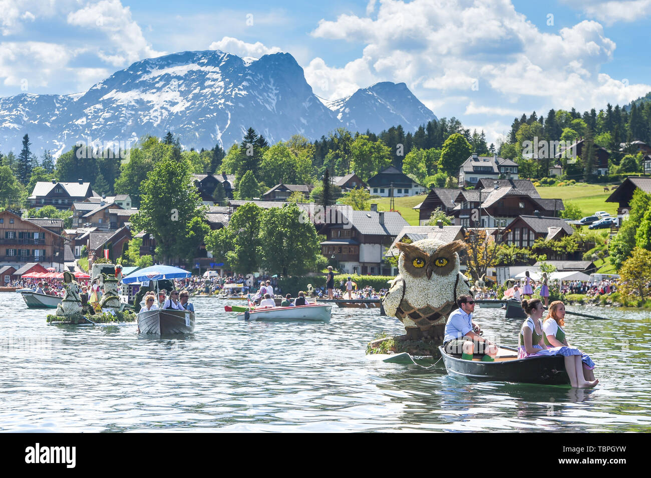 Bad Aussee, Autriche. 2 juin, 2019. La photo prise le 2 juin 2019 montre un défilé de flottement sur l'eau au cours de la Fête des Jonquilles à Bad Aussee, Autriche. La Fête des Jonquilles a lieu chaque année pour célébrer le début du printemps dans cette région montagneuse de l'Autriche. Credit : Guo Chen/Xinhua/Alamy Live News Banque D'Images