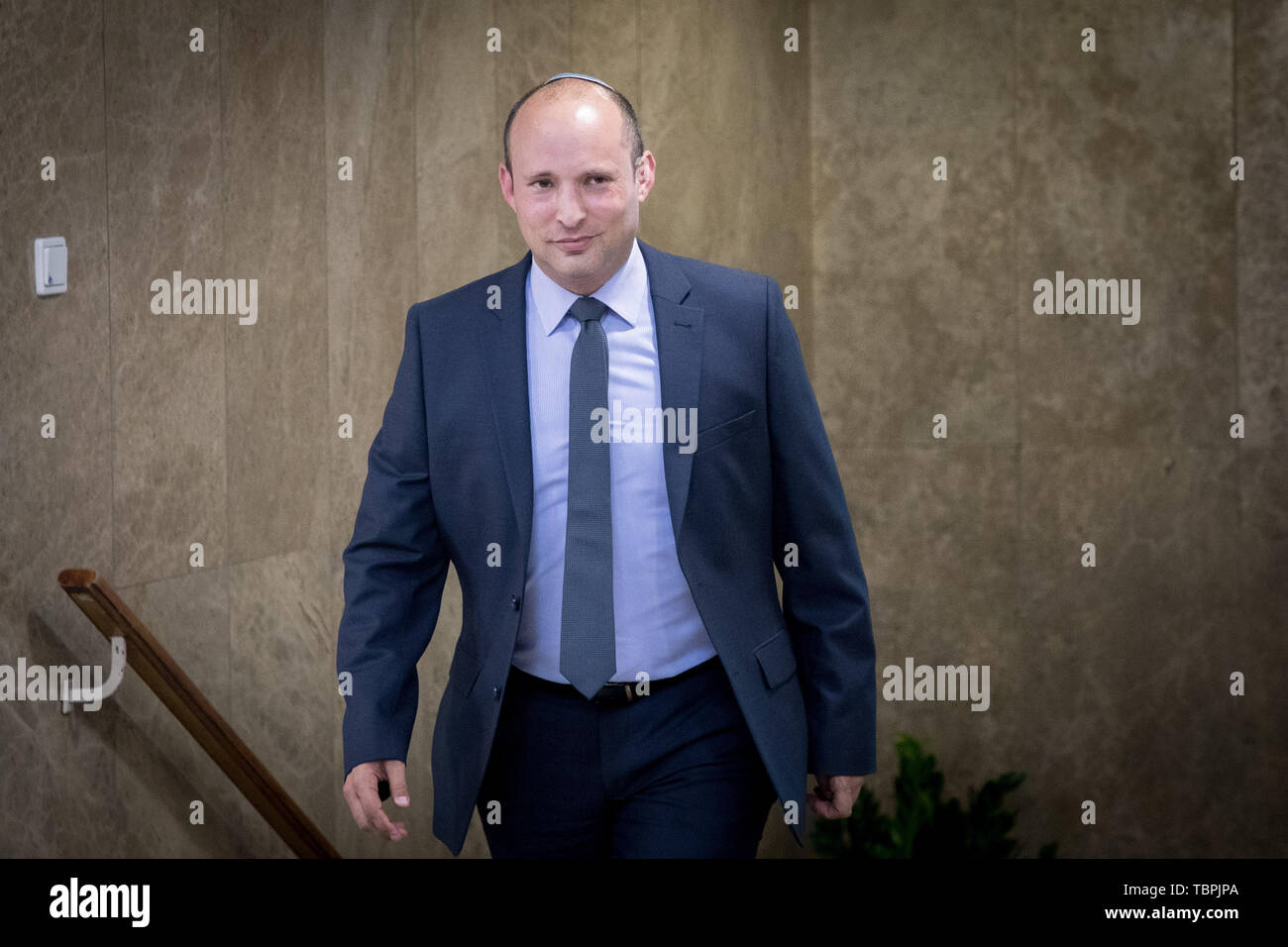 Jérusalem. 2 juin, 2019. Le ministre de l'éducation d'Israël Naftali Bennett arrive à assister à la réunion hebdomadaire du cabinet à Jérusalem, le 2 juin 2019. Le Premier ministre israélien Benjamin Netanyahu le dimanche a tiré sa justice et les ministres de l'éducation, quelques jours après que le Parlement a appelé à des élections anticipées. JINI/crédit : Yonatan Sindel/Xinhua/Alamy Live News Banque D'Images