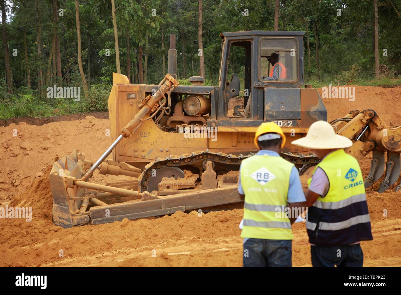 Kigali, Rwanda. 14 mai, 2019. Les travailleurs de Chine Routes et ponts de la coopération (CCR) travaillent sur le site de construction de la nouvelle autoroute du l'Aéroport International de Bugesera à Kigali, Rwanda, le 14 mai 2019. Les 13,8 kilomètres de projet permettra de rénover la route actuelle et de mise à niveau d'une autoroute à quatre voies. Credit : Lyu Tianran/Xinhua/Alamy Live News Banque D'Images