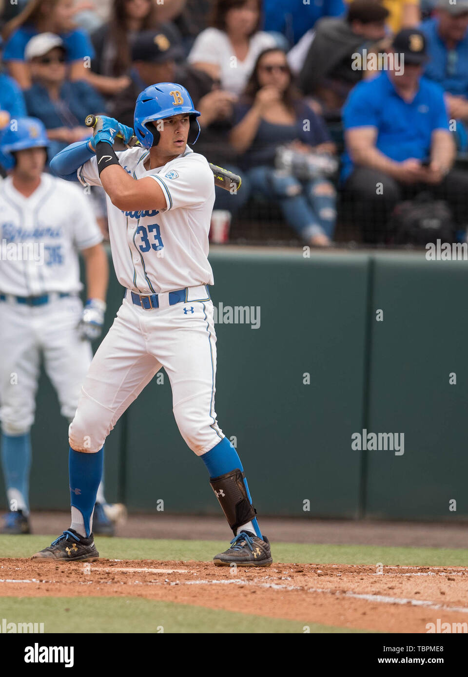 Los Angeles, CA, USA. 09Th Juin, 2019. Le deuxième but de l'UCLA (33) Die Chase s'apprête à bat lors d'une élimination régionale de la NCAA match entre l'Ours et le Baylor à UCLA Bruins Jackie Robinson Stadium à Los Angeles, Californie. UCLA battre Baylor 11-6. (Crédit obligatoire : Juan Lainez/MarinMedia.org/Cal Sport Media) Credit : csm/Alamy Live News Banque D'Images