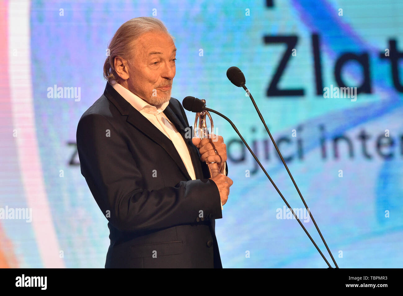 Zlin, République tchèque. 31 mai, 2019. La chanteuse tchèque Karel Gott prend le 'Golden Slipper' award pour l'interprétation exceptionnelle des chansons dans les films tchèques, dans le 59ème Zlin Film Festival - Festival International de Cinéma pour les enfants et les jeunes, à Zlin, République tchèque, le 31 mai 2019. Credit : Dalibor Gluck/CTK Photo/Alamy Live News Banque D'Images