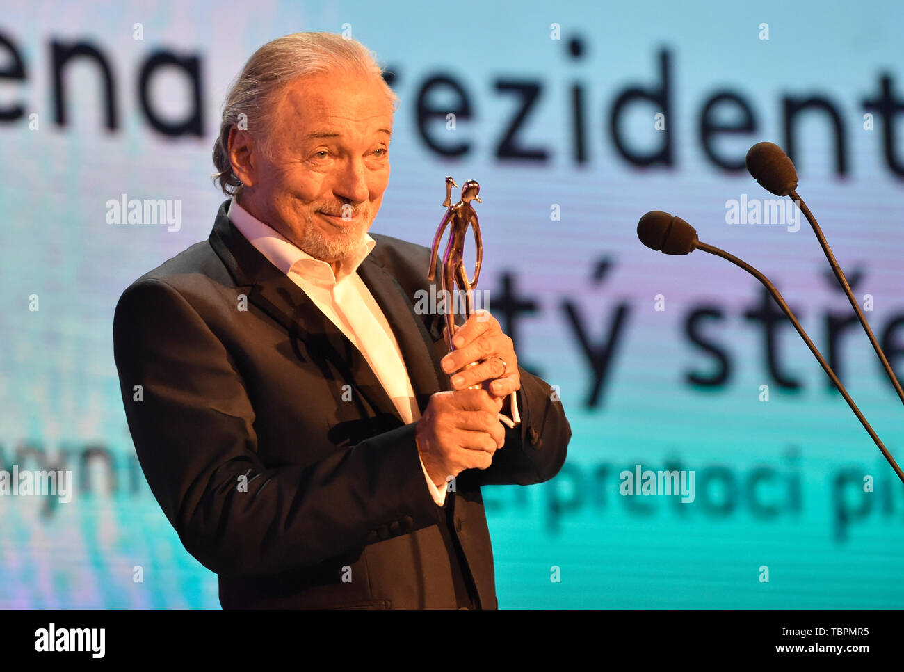Zlin, République tchèque. 31 mai, 2019. La chanteuse tchèque Karel Gott prend le 'Golden Slipper' award pour l'interprétation exceptionnelle des chansons dans les films tchèques, dans le 59ème Zlin Film Festival - Festival International de Cinéma pour les enfants et les jeunes, à Zlin, République tchèque, le 31 mai 2019. Credit : Dalibor Gluck/CTK Photo/Alamy Live News Banque D'Images
