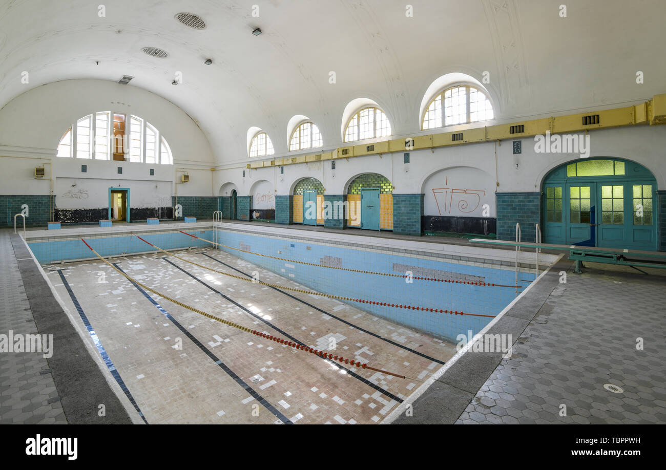 29.05.2019, Brandebourg, Wunsdorf : l'ancien site militaire de la Chambre des officiers - piscine dans l'établissement de bains. Le site a été la gymnastique militaire (1919), puis l'école militaire (1933) et à partir de 1945 la Chambre des officiers. Photo : Patrick Pleul / dpa-Zentralbild / ZB | conditions dans le monde entier Banque D'Images
