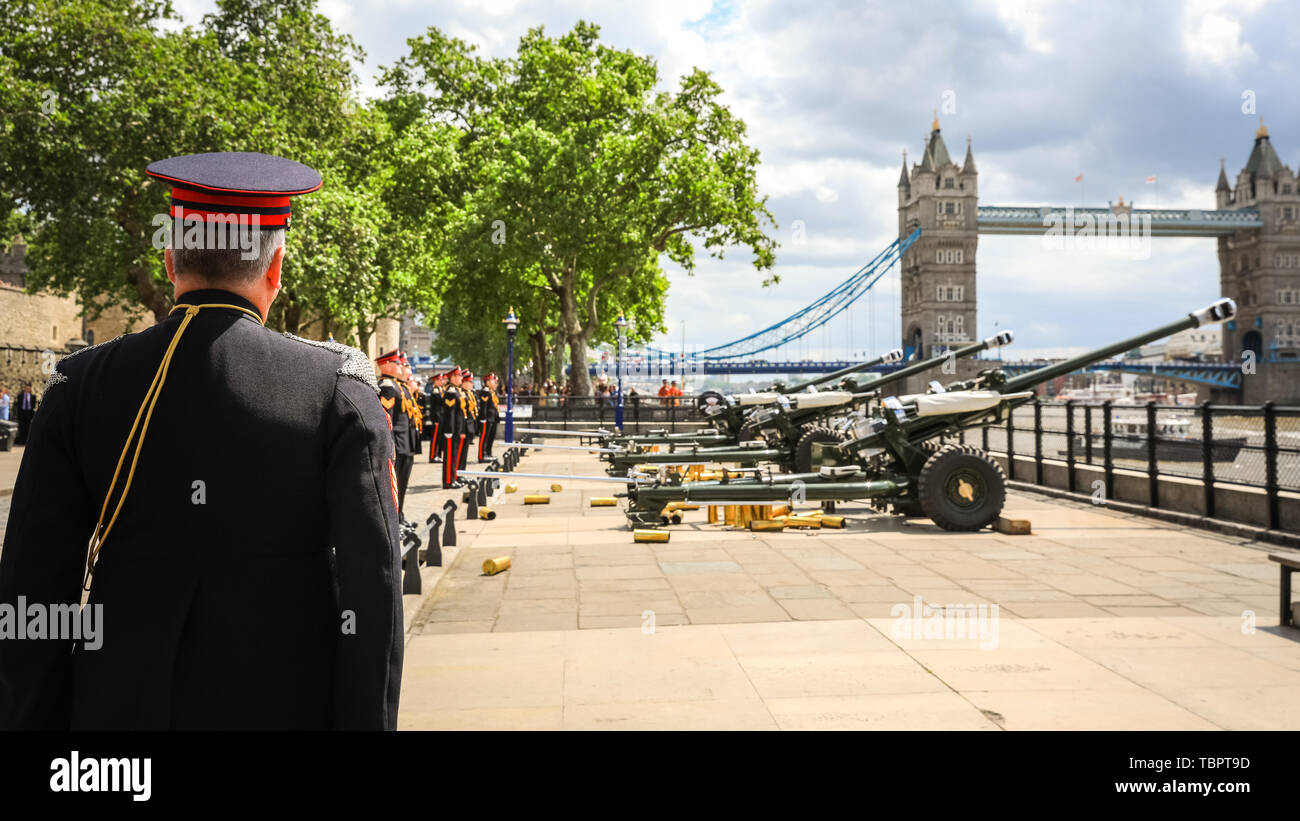 Londres, Royaume-Uni, le 3 juin 2019. Une salve d'ronde 103 par l'Honorable Artillery Company à HM Tower of London est tiré à 12 heures. Les 103 tours sont : 41 pour marquer 66 années depuis HM du couronnement de la Reine, 41 à l'occasion de la visite d'État du président des États-Unis, et 21 pour la ville de Londres. Credit : Imageplotter/Alamy Live News Banque D'Images