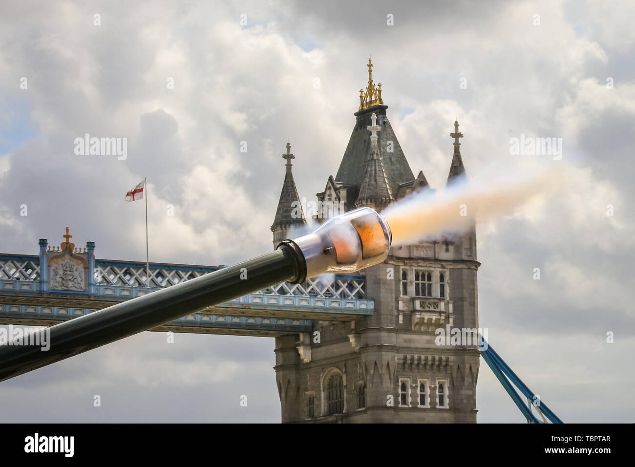 Londres, Royaume-Uni, le 3 juin 2019. Une salve d'ronde 103 par l'Honorable Artillery Company à HM Tower of London est tiré à 12 heures. Les 103 tours sont : 41 pour marquer 66 années depuis HM du couronnement de la Reine, 41 à l'occasion de la visite d'État du président des États-Unis, et 21 pour la ville de Londres. Credit : Imageplotter/Alamy Live News Banque D'Images