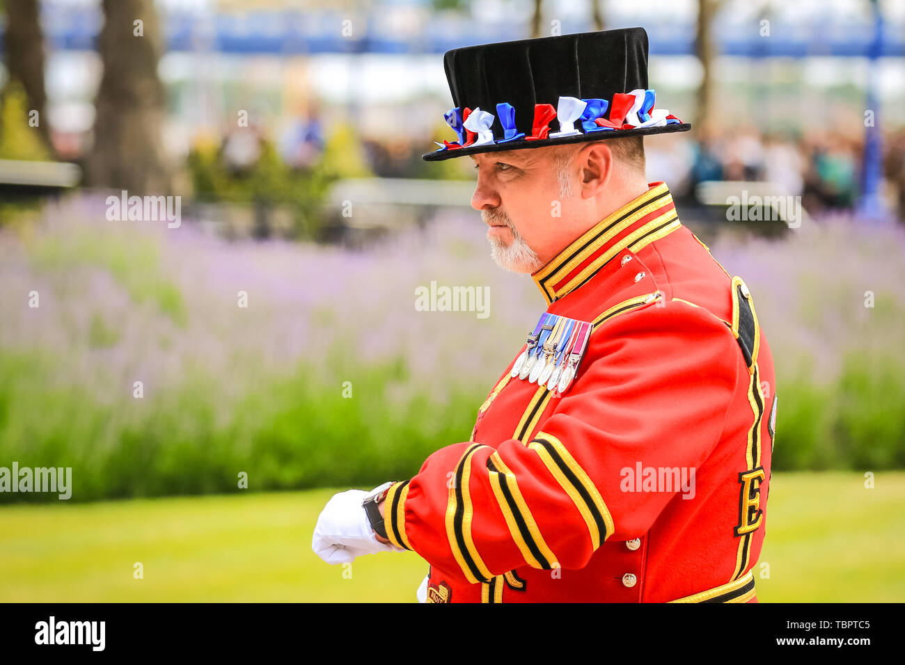 Londres, Royaume-Uni, le 03ème juin 2019. Un nageur de yeoman, communément appelé Beefeater, vérifie sa montre. Le salut est programmé pour commencer par l'arrivée du président Trump. Un hommage à une arme ronde de 103 par l'honorable Artillerie Company à la HM Tower de Londres est tiré à midi. Les 103 tours sont les suivants : 41 pour marquer 66 ans depuis le couronnement de HM la Reine, 41 pour marquer la visite d’État du président des États-Unis et 21 pour la ville de Londres. Credit: Imagetraceur/Alamy Live News Banque D'Images