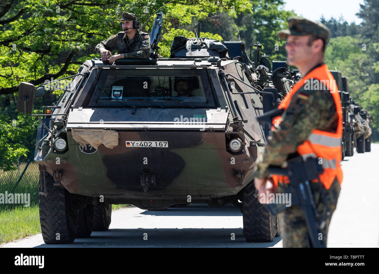 03 juin 2019, Saxe, Weißkeißel : Des soldats de la Bundeswehr à attendre dans les véhicules de transport blindés Fuchs au cours de l'exercice de la base militaire, départ 'Brave' sur la zone d'entraînement militaire pour l'Espagne d'un ravitaillement en carburant. Au cours de l'exercice de l'OTAN 'Noble' de saut et l'exercice ultérieur 'dragon' en Pologne, de grandes parties de la 'très haut degré de disponibilité Joint Task Force' (VJTF) se déplacer dans la zone d'entraînement militaire à Zagan en Pologne. L'exercice combiné avec Debarture 'Brave', la Base des Forces armées est le déploiement de la formation et la capacité opérationnelle de la Force de réaction rapide dans le Banque D'Images