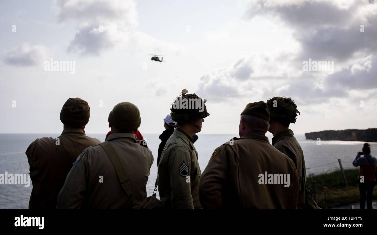 La Pointe du Hoc, France. 3 juin, 2019. Dans l'histoire des uniformes, nous sommes français en Normandie à la pointe La Pointe du Hoc. Ici US Rangers a atterri à la côte escarpée sur 06.06.1944 et livré avec le groupe allemand de batailles. 06.06.2019 est le 75e anniversaire de le débarquement des troupes alliées en Normandie. Photo : Kay Nietfeld/dpa Banque D'Images