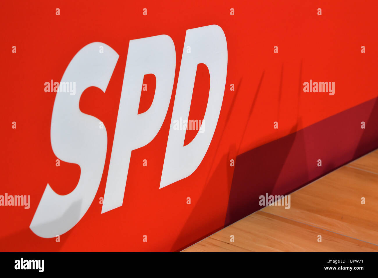 Berlin, Allemagne. 06Th Juin, 2019. Un logo SPD peut être vu sur un mur rouge dans le siège du parti. À la suite de la démission de chef du parti, Andrea Nahles, le DOCUP sera dans un premier temps être temporairement dirigée par un trio. Crédit : Bernd von Jutrczenka/dpa/Alamy Live News Banque D'Images