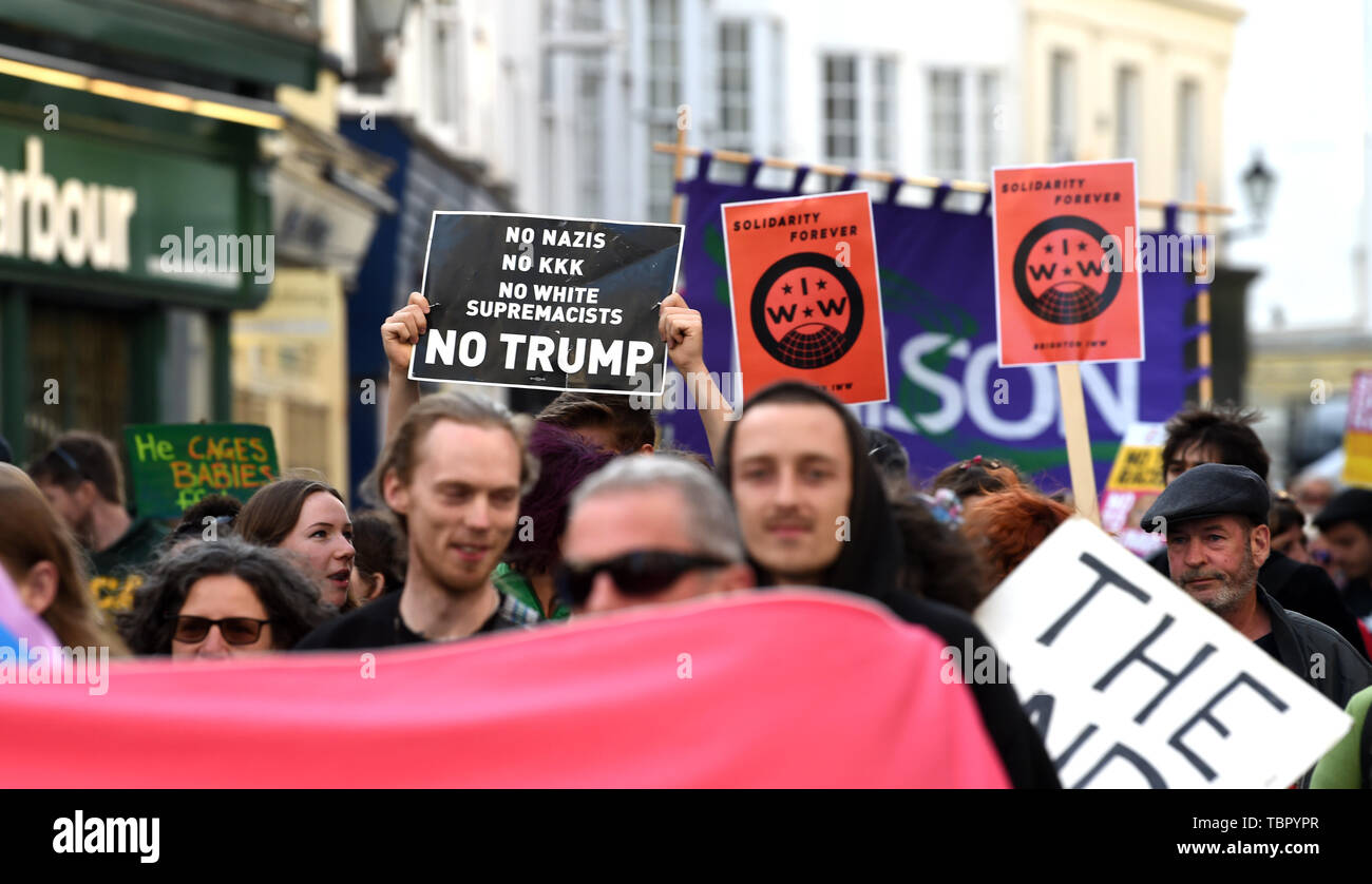 Brighton UK 3 Juin 2019 - L'atout de Donald manifestants mars à Brighton city centre ce soir pour coïncider avec le président des États-Unis visite au Royaume-Uni au cours des prochains jours . Crédit photo : Simon Dack / Alamy Live News Banque D'Images