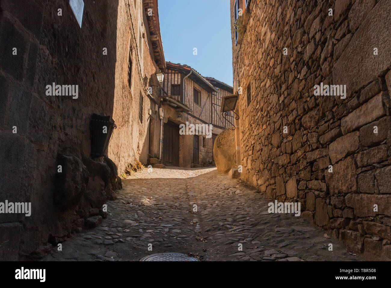 Rue du village de la Alberca de Salamanque, Espagne. Rue d'une vieille ville avec des maisons en pierre Banque D'Images
