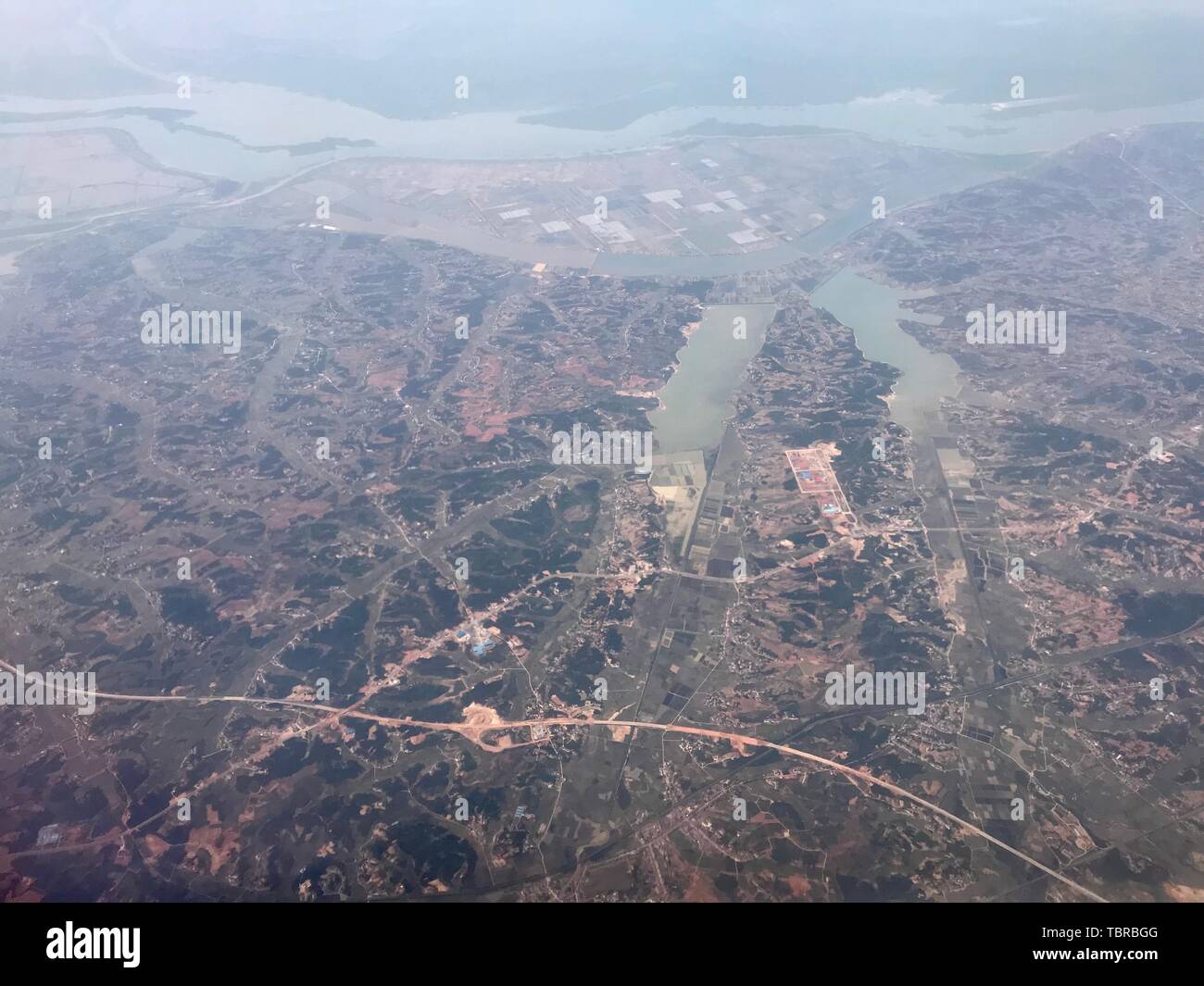 Photos de villes prises à partir d'avions, avec les montagnes et les lacs, comment les petits humains apparaissent Banque D'Images