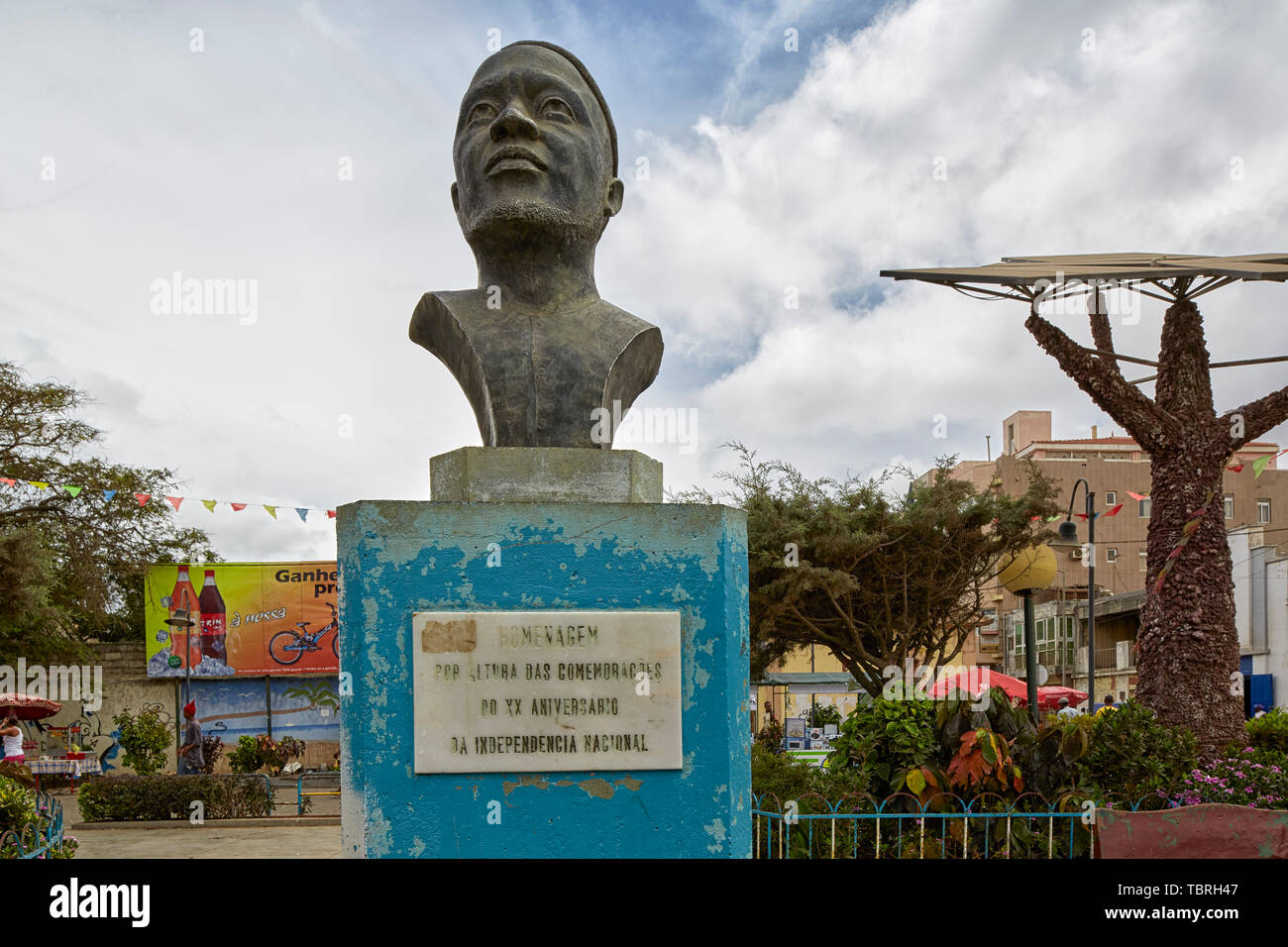 Buste Amilcar Cabral Monument au Praca Gustavo Monteiro Plaza à Assomada l'île de Santiago au Cap Vert le Cap Vert, l'Afrique Banque D'Images