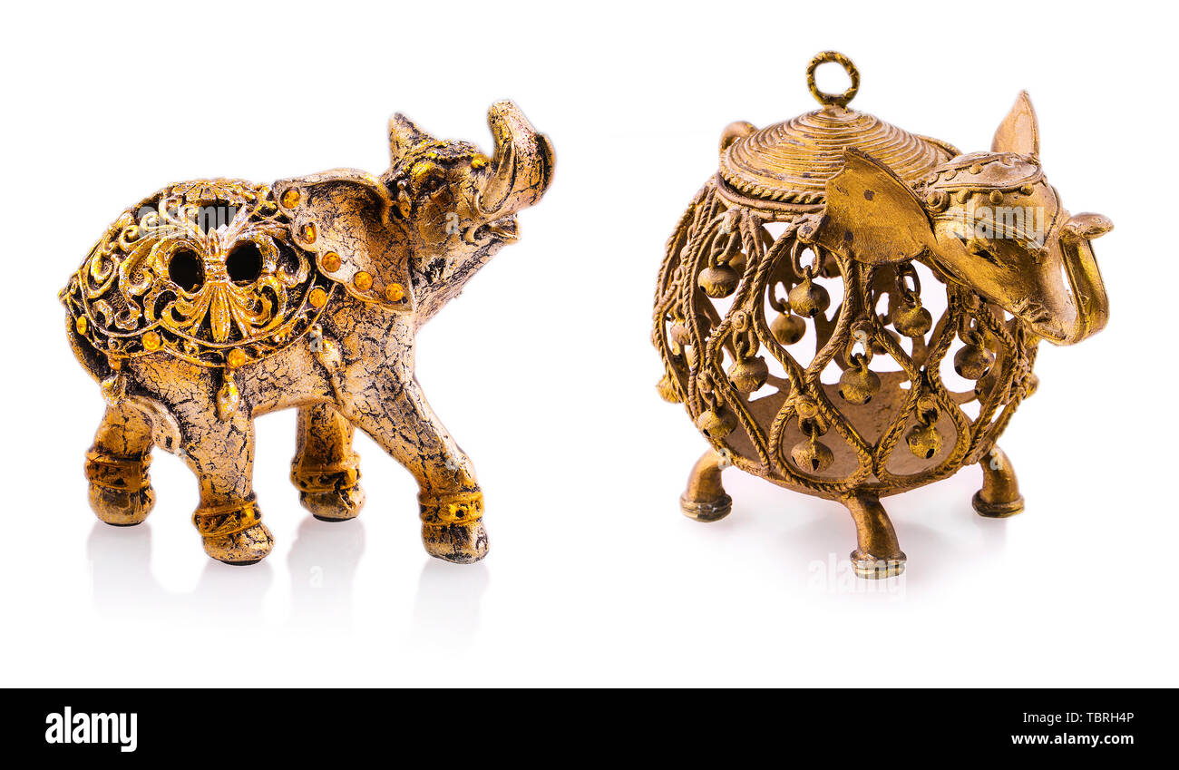Ensemble d'éléphant indien avec des cloches chandelier en métal Banque D'Images