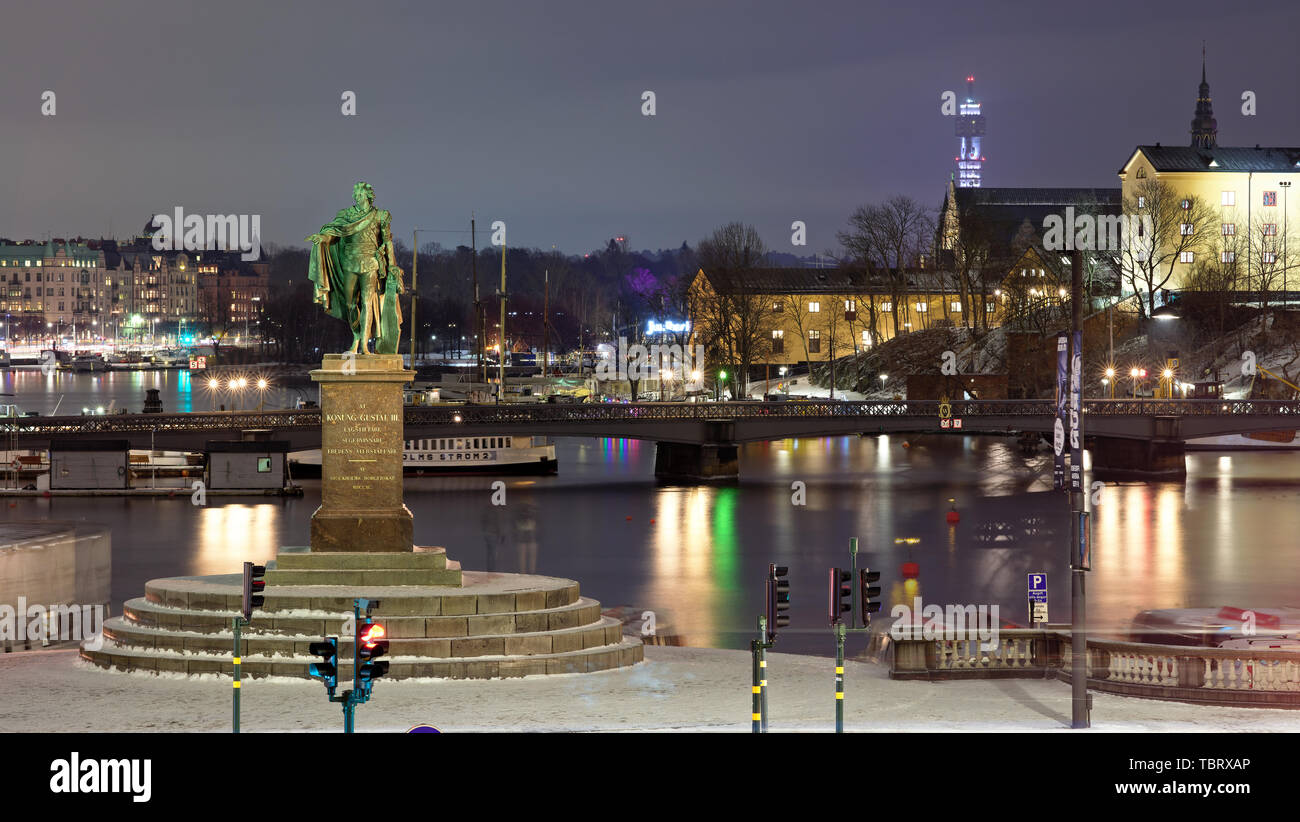 Vue de nuit d'hiver Slottsbacken vers Skeppsholmen et Östermalm à Stockholm, Suède Banque D'Images