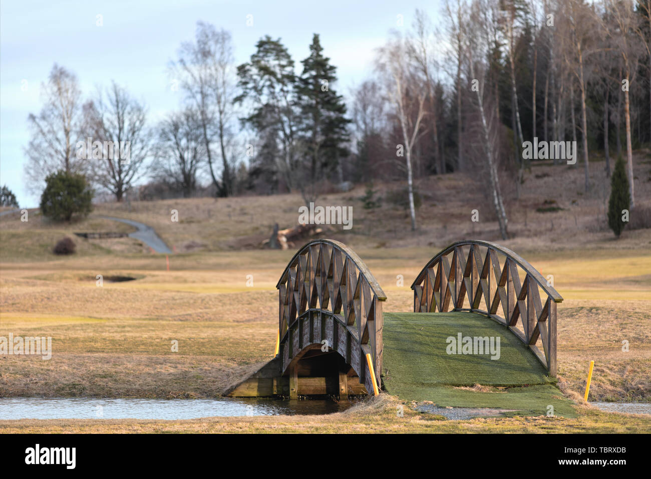 Pont sur l'eau dans le Club de Golf Österåker, Suède Banque D'Images