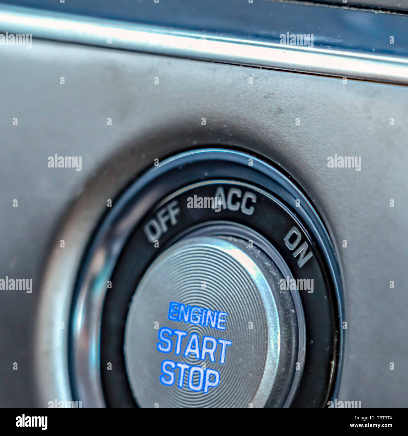 Cadre carré vue rapprochée d'un moteur appuyez sur start et stop à l'intérieur d'un véhicule Banque D'Images