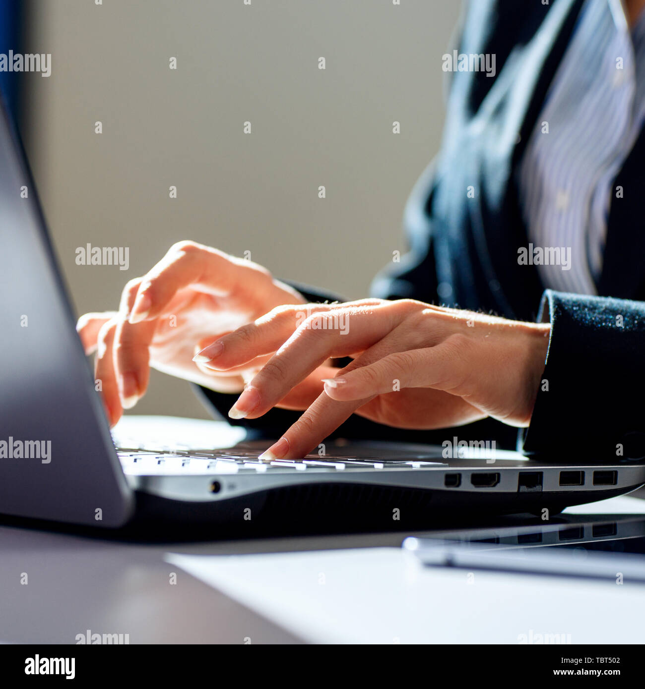 Business Woman sitting at the 24 et de travail avec ordinateur portable. Banque D'Images