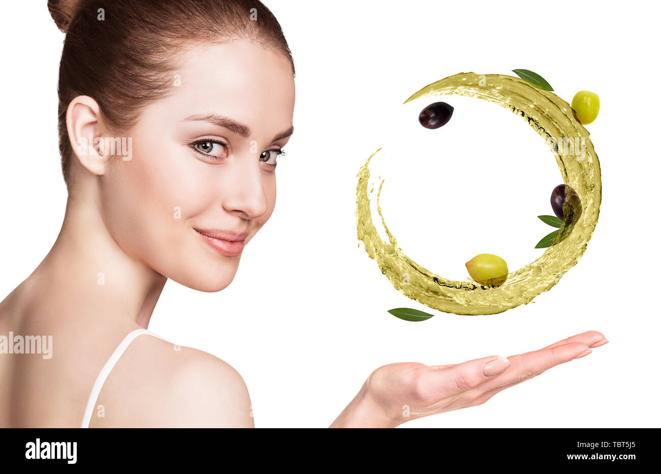 Montre Femme circuler splash d'huile d'olive avec des olives à la main. Banque D'Images