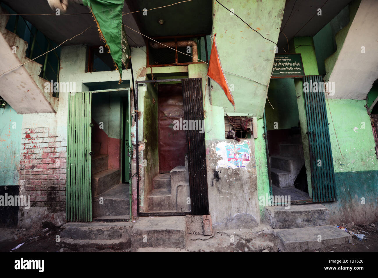 Petites maisons à la foule du camp de réfugiés de Genève à Dhaka, au Bangladesh. Banque D'Images