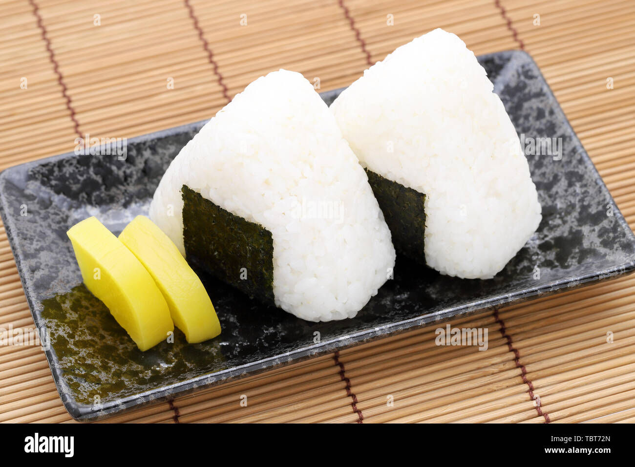 Onigiri, la nourriture Japonaise, balle de riz japonais, le riz avec des algues triangle Banque D'Images