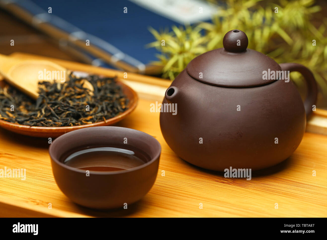 Service à thé chinois, thé, Théière et tasses sur plaque de bambou Banque D'Images