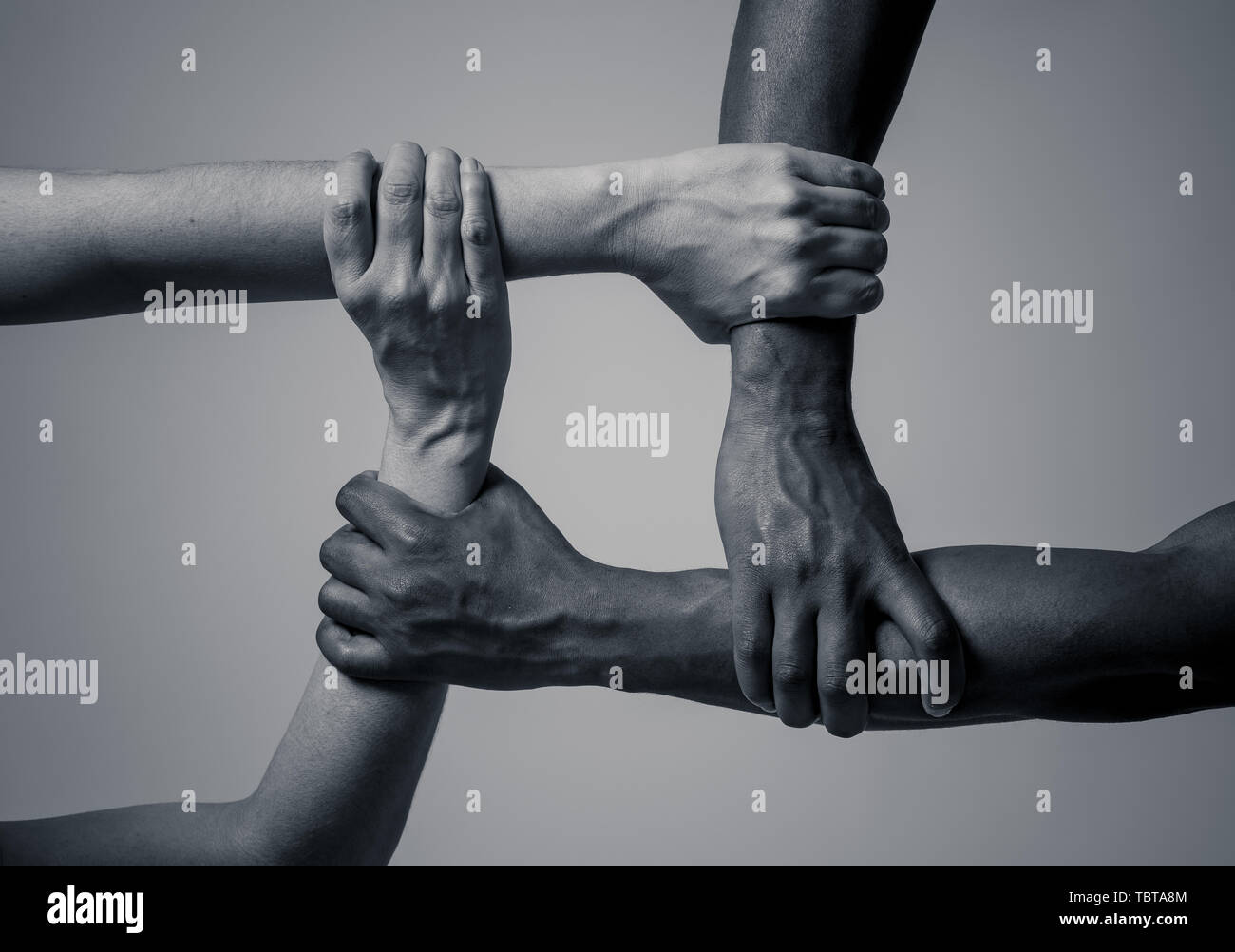 Organisation des courses contre la discrimination et le racisme. Black African American and Caucasian hands holding ensemble dans l'unité du monde et de l'amour et raciale underst Banque D'Images