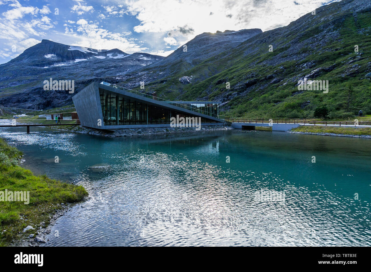 Trollstigen visitor centre comprend un restaurant et une boutique de cadeaux , Andalsnes, More og Romsdal (Norvège) Banque D'Images
