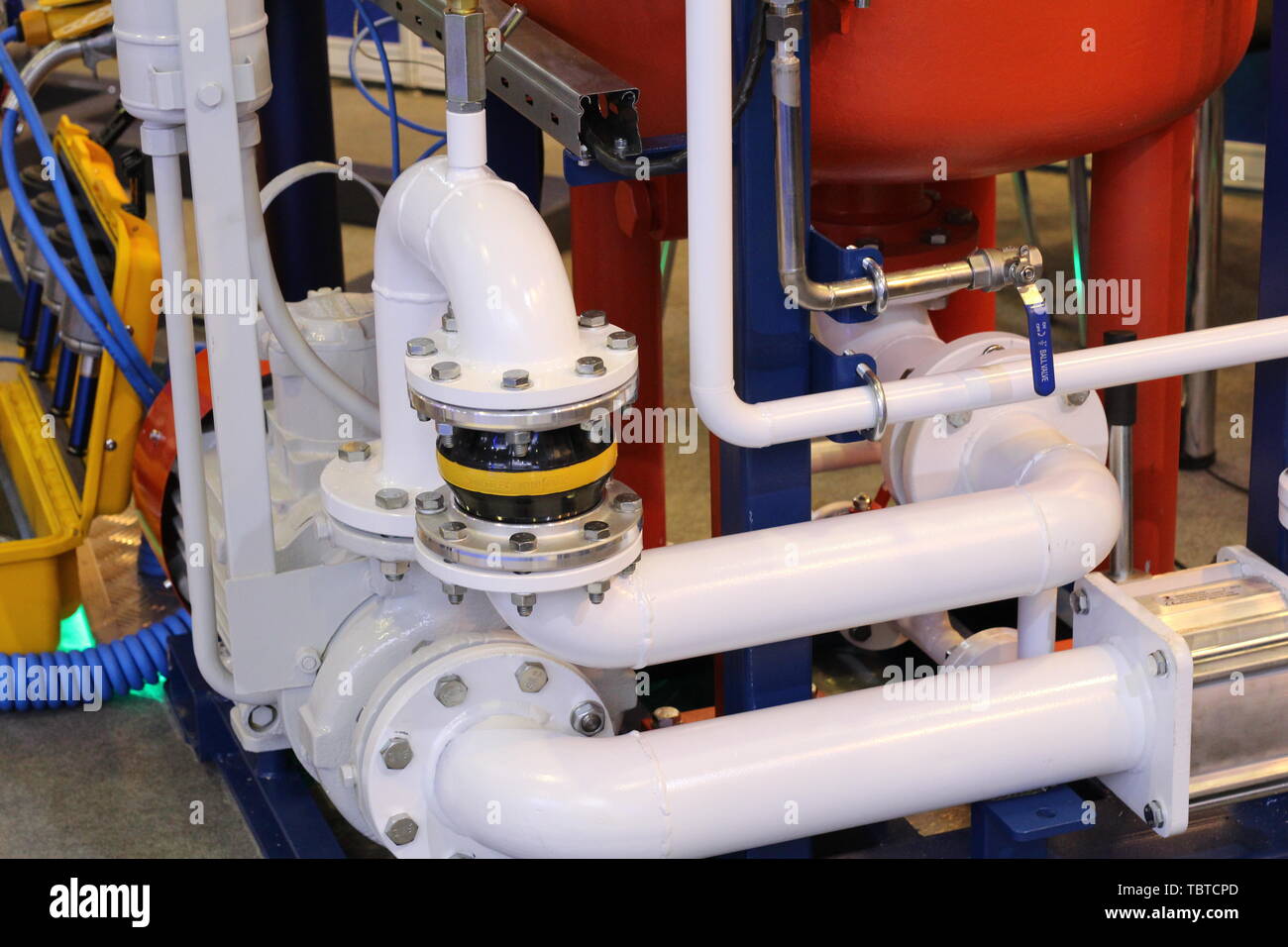 Matériel pour l'industrie pétrolière et gazière à l'usine. Conduits par lesquels les flux de gaz. Industrie du pétrole et du gaz. La production. Banque D'Images