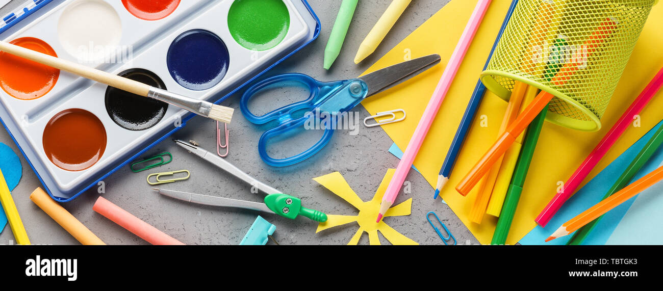 Ensemble de fournitures de papeterie en couleur pour l'école et les enfants de la création. Concept Retour à l'école. Bannière. Banque D'Images