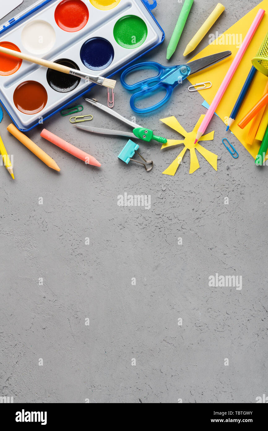 Ensemble de fournitures de papeterie en couleur pour l'école et les enfants de la création. Concept Retour à l'école. Copier l'espace. Banque D'Images