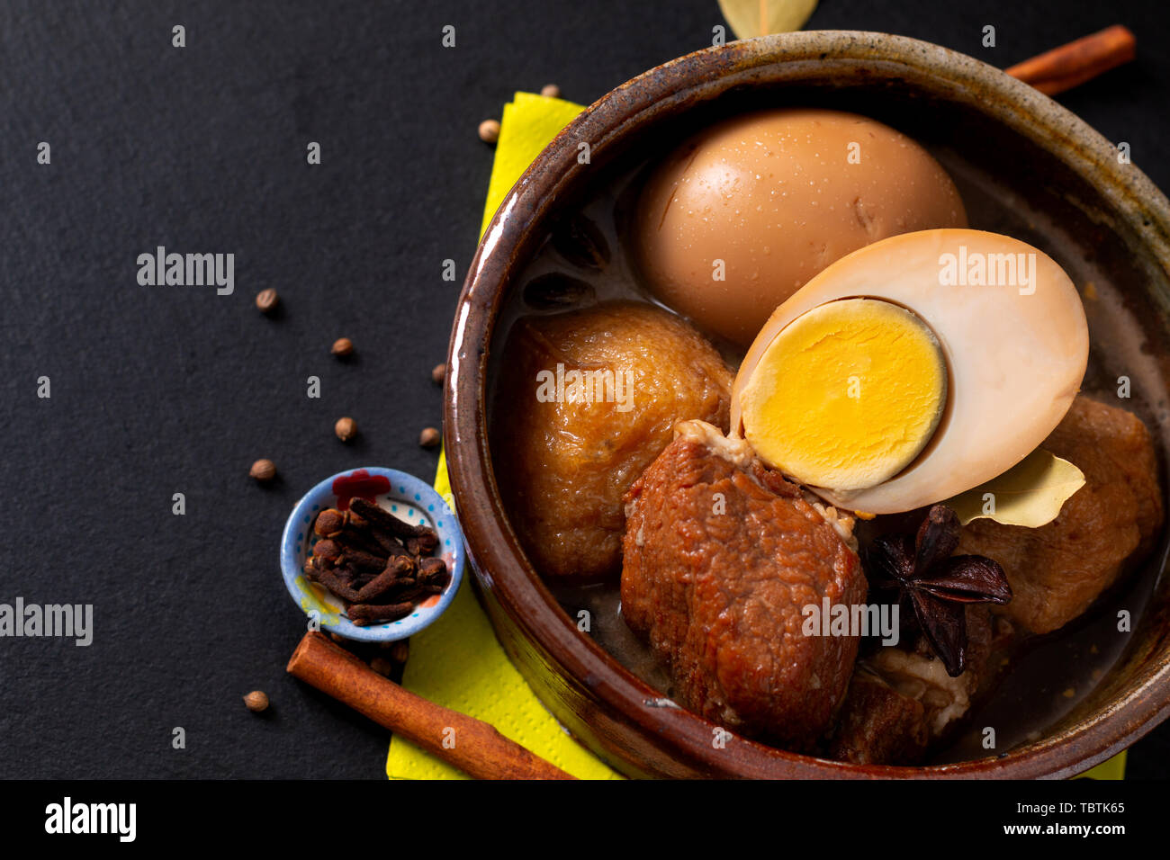 Concept alimentaire Thai cuisine flan de porc et des oeufs avec 5 épices ragoût parfumé Palo Moo sur black slate board with copy space Banque D'Images