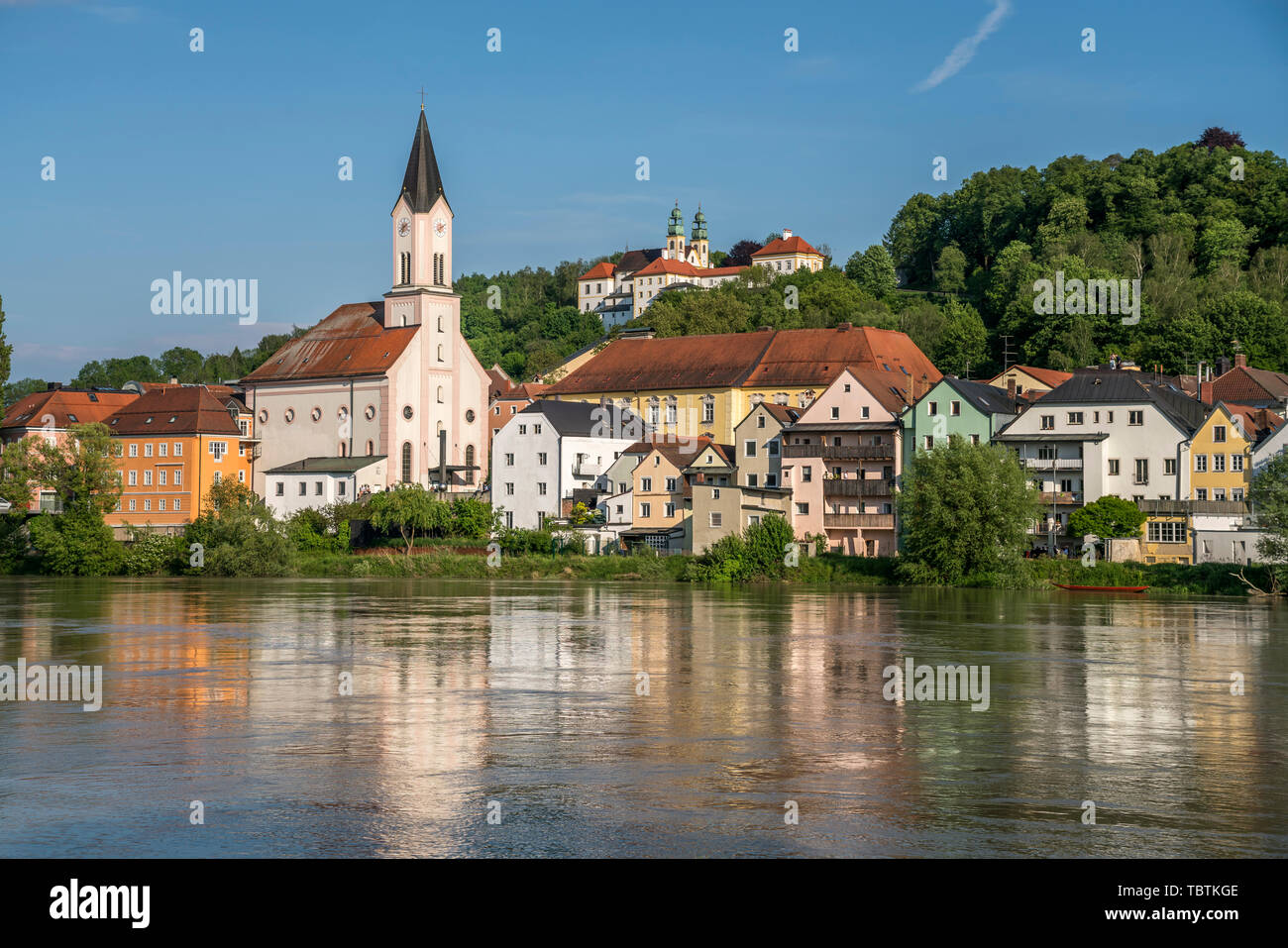 Kirche St. Gertraud am Fluss Inn und Wallfahrtskirche de Mariahilf, Passau, Niederbayern, Bayern, Deutschland | Passau Vue urbaine avec la rivière Inn, à l'église Banque D'Images