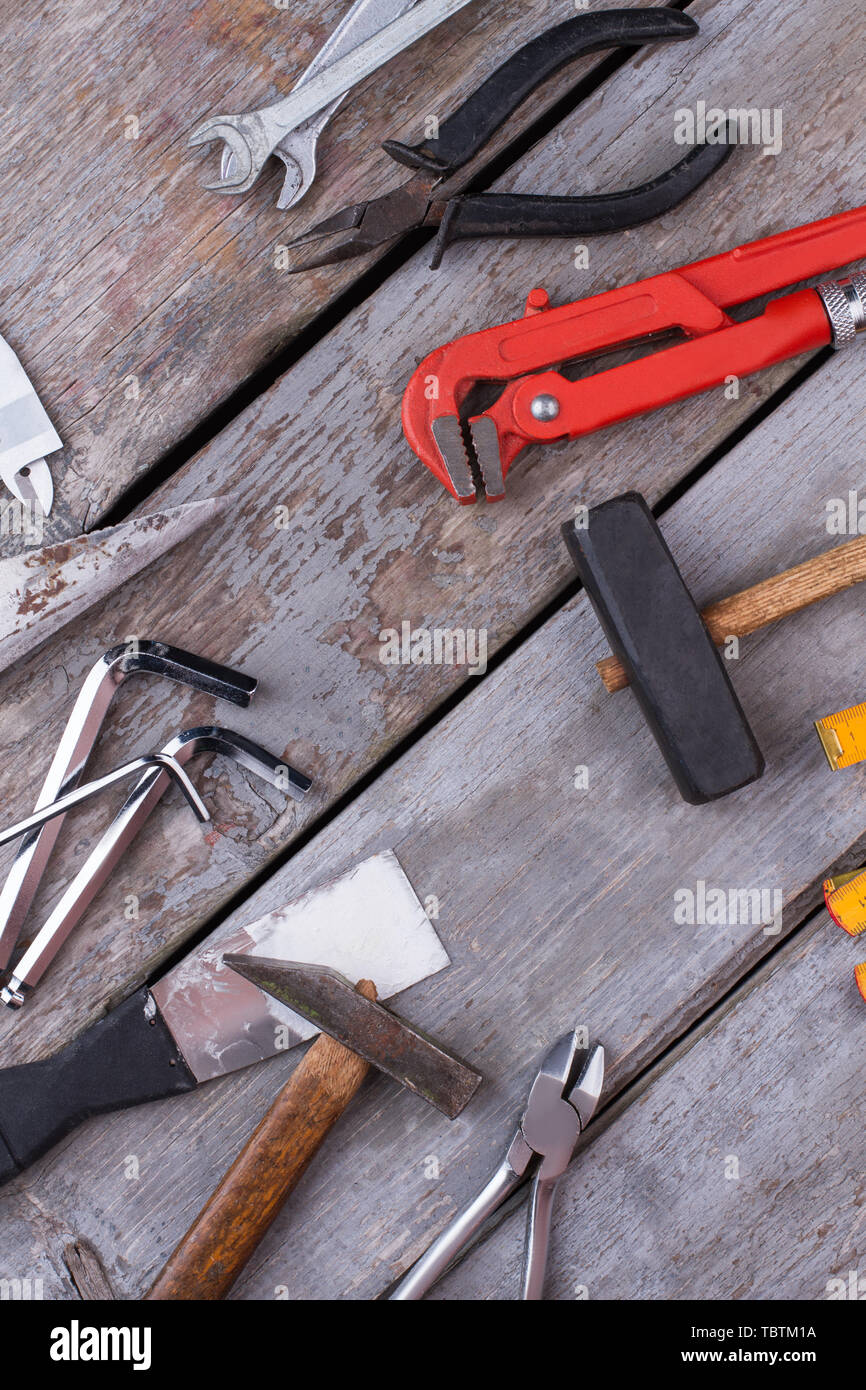 Ensemble d'outils et d'instruments sur fond de bois. Instruments de l'atelier sur les conseils rustique. Vue de dessus avec l'exemplaire de l'espace. Banque D'Images