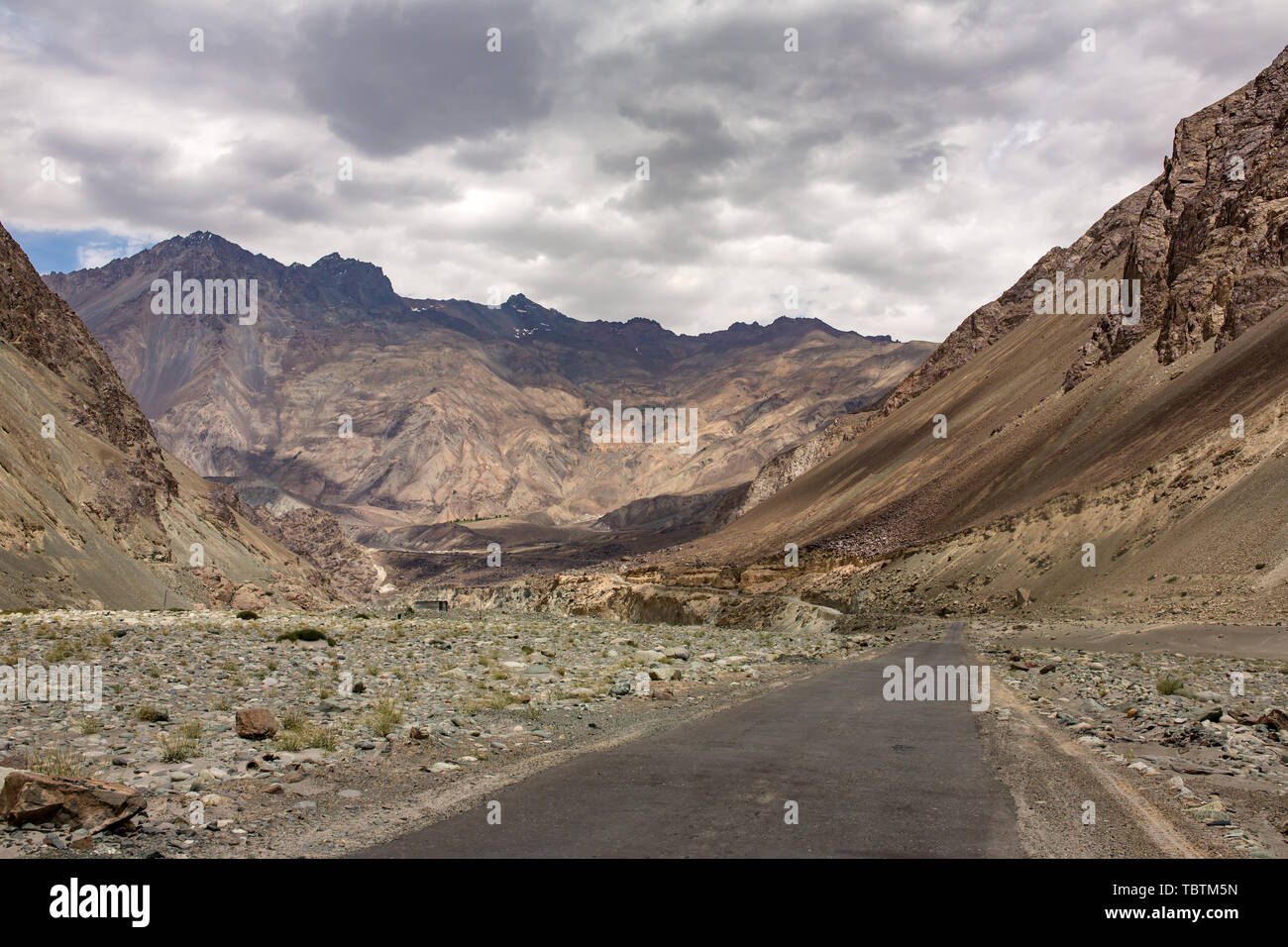 Route de montagne dans les montagnes de l'Himalaya au Ladakh Banque D'Images