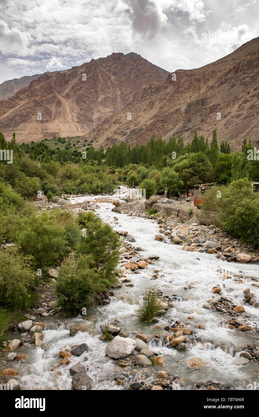 Fleuves Shyok river paysage dans Turtuk valley au Ladakh, Inde Banque D'Images