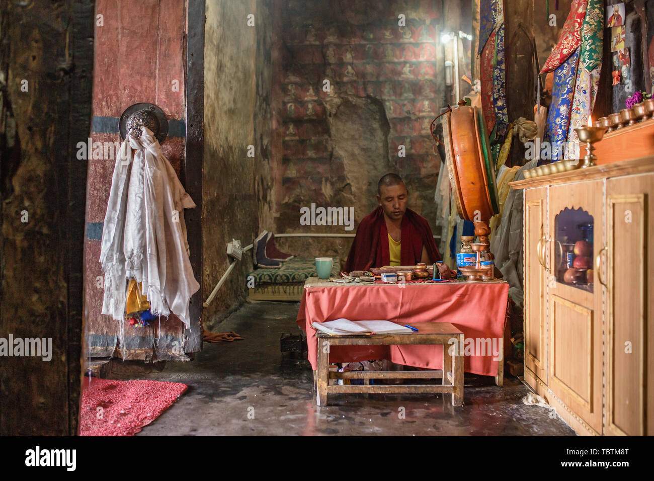 Moine bouddhiste tibétain prie au monastère de Thiksey gompa au Ladakh, Inde Banque D'Images