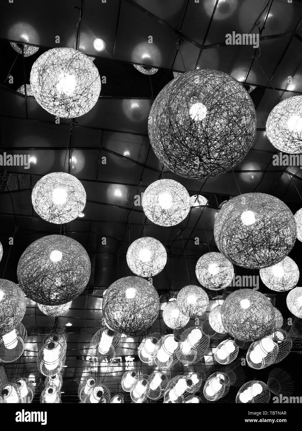 Un très artistique ensemble de lustres, sphérique, noir et blanc. Banque D'Images